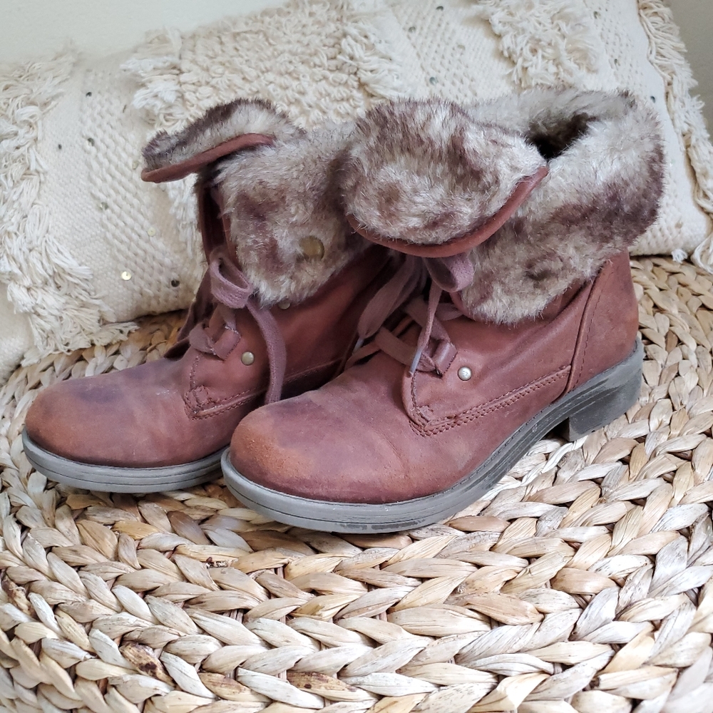 Adorable faux fur brown fashion boots